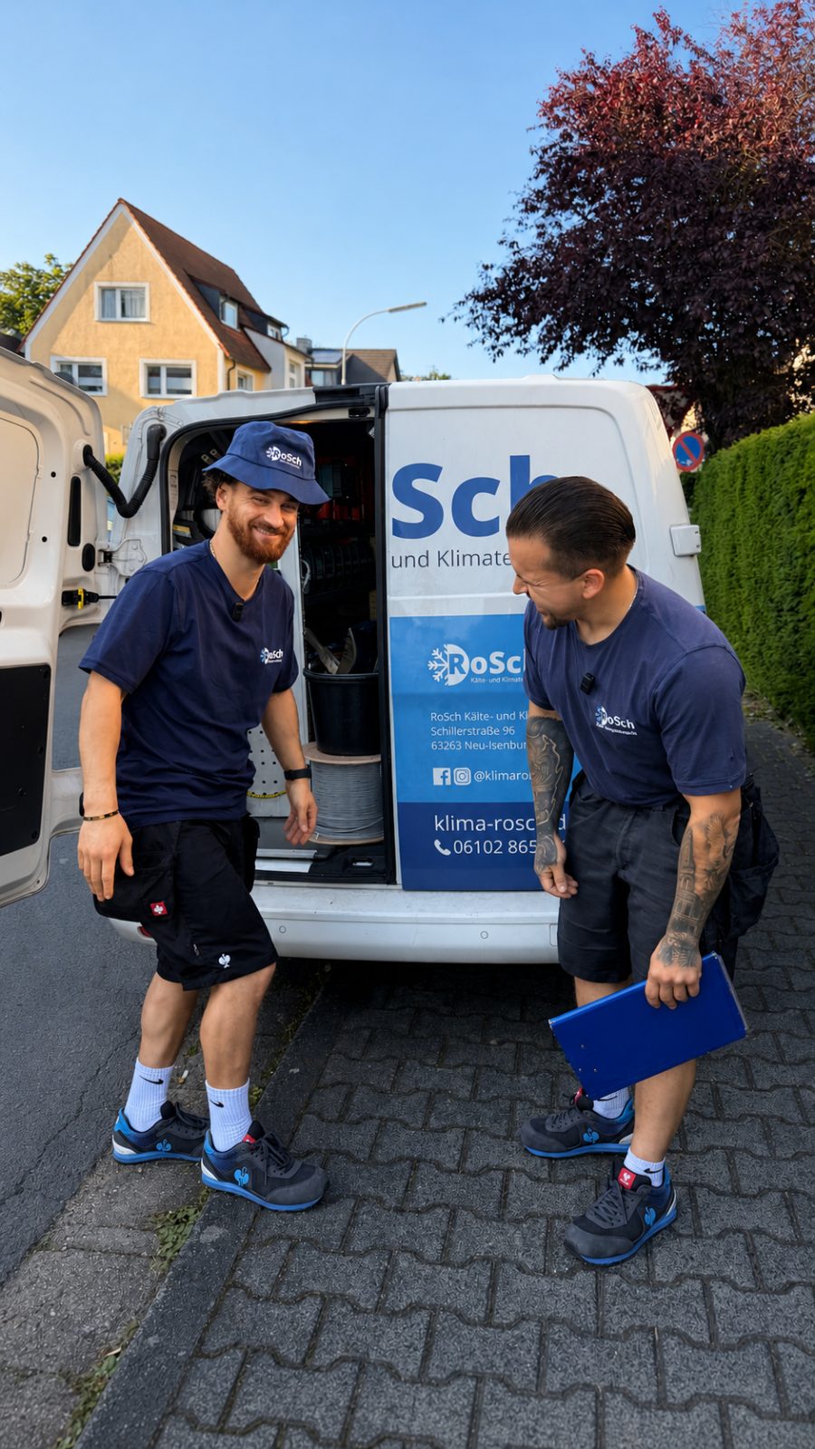 RoSch Monteure bereiten am offenen Servicefahrzeug einen Einsatz vor