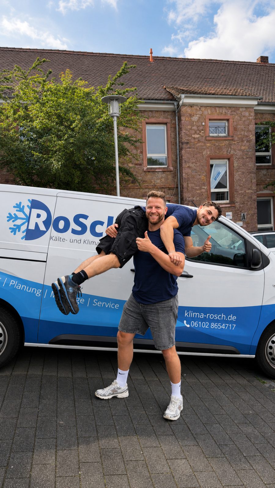 Zwei Kollegen von RoSch Kälte- und Klimatechnik vor dem Firmenwagen